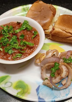મુંબઈ સ્ટાઈલ પાવભાજી વિથ લચ્છાં ડુંગળી(Pavbhaji recipe in gujarati) રેસીપી મુખ્ય ફોટો