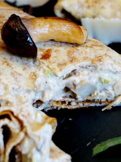 Una foto de Crepes integrales con pollo y setas