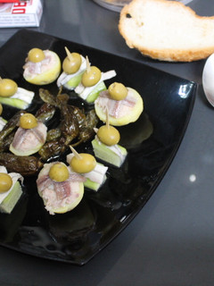 Una foto de Patatas rellenas acompañadas de pimientos de Padrón