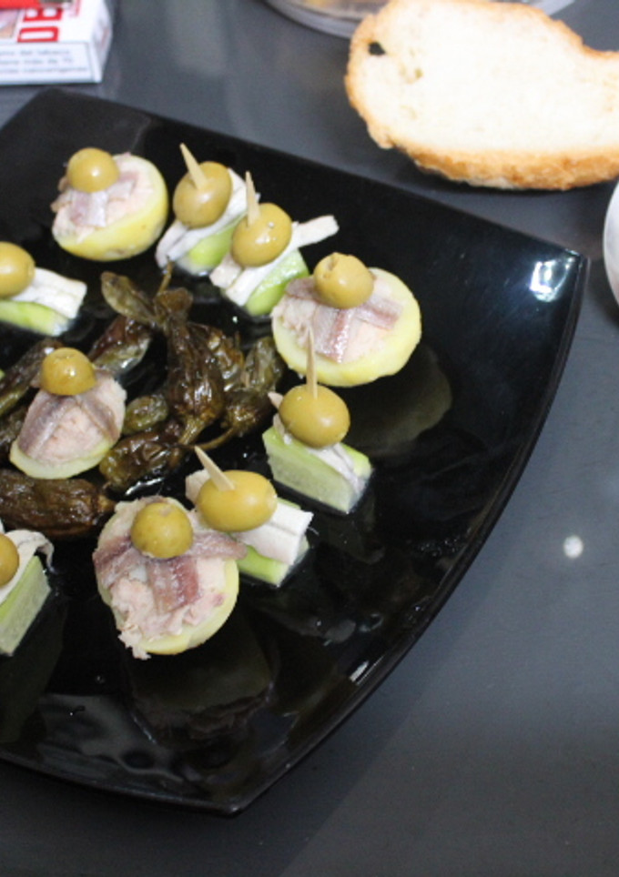 Una foto de Patatas rellenas acompañadas de pimientos de Padrón
