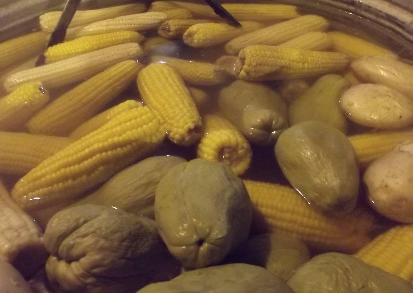 Chayotes, papas y elotes cocidos con epazote a la mexicana