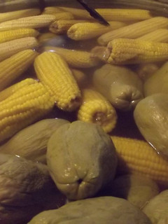 Una foto de Chayotes, papas y elotes cocidos con epazote a la mexicana