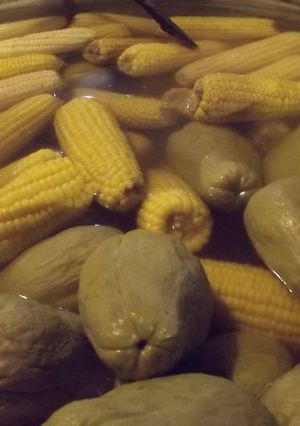 Una foto de Chayotes, papas y elotes cocidos con epazote a la mexicana