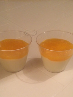 Una foto de Manjar Blanco o Natilla con Sirope de Mango 🥭 en Almíbar
