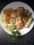 Chipirones en anillas fritas. y en salada mixta