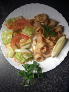 Una foto de Chipirones en anillas fritas. y en salada mixta