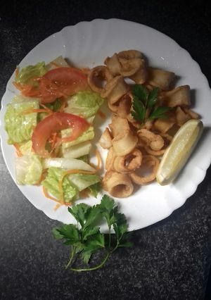 Una foto de Chipirones en anillas fritas. y en salada mixta