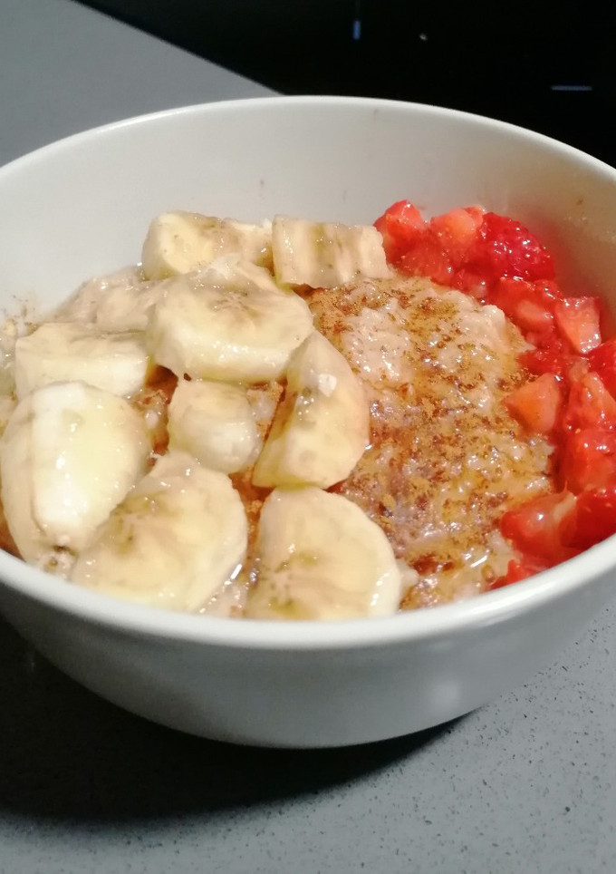 Una foto de Avena con plátano y fresas