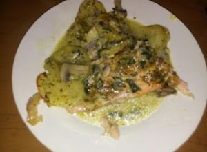 Una foto de Salmón al horno con papas y crema de verdeo y champiñones