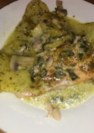Una foto de Salmón al horno con papas y crema de verdeo y champiñones