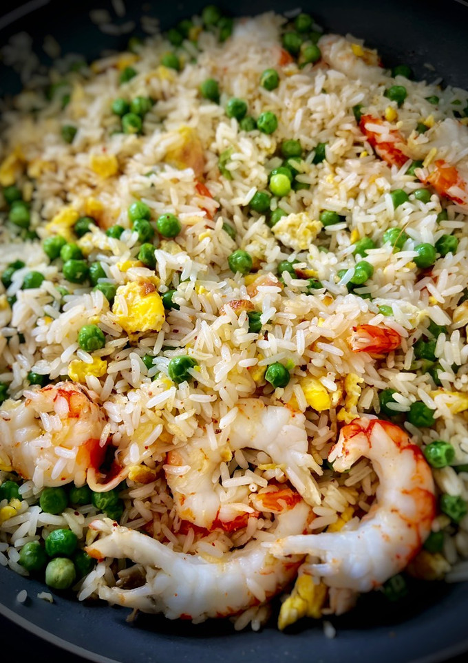 Una foto de Arroz frito con gambas