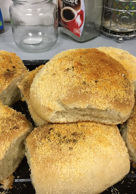 Una foto de Panecitos con queso rallado