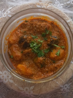 આખા રીંગણ બટાકા નું ગ્રેવીવાળુ શાક (Akha Ringan Bataka Gravyvalu Shak Recipe In Gujarati) રેસીપી મુખ્ય ફોટો