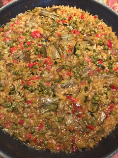 Una foto de Paella vegetariana con arroz integral