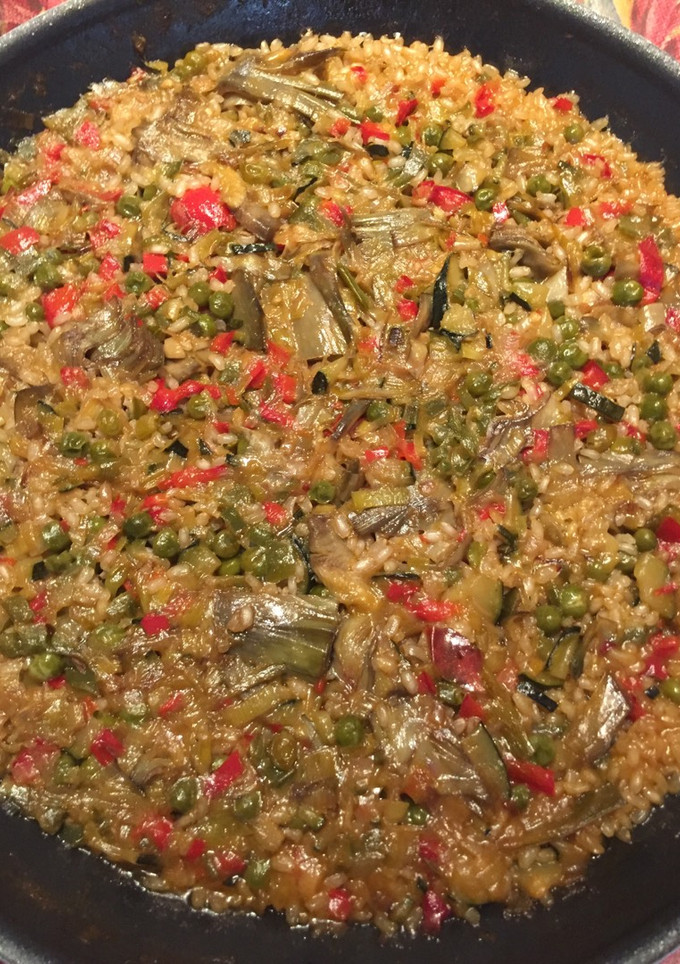 Una foto de Paella vegetariana con arroz integral