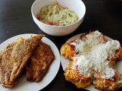 Una foto de pescado frito con patacones