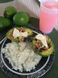 Aguacates rellenos y arroz blanco