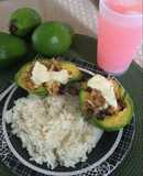 Aguacates rellenos y arroz blanco