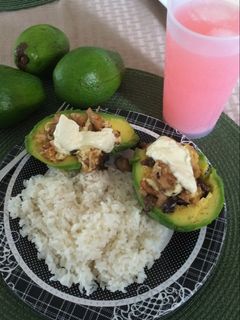Una foto de Aguacates rellenos y arroz blanco