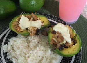 Una foto de Aguacates rellenos y arroz blanco