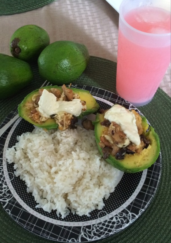 Una foto de Aguacates rellenos y arroz blanco