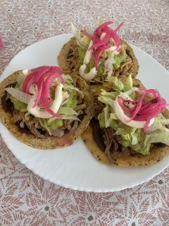 Una foto de Tortillas con pollo, cerdo o res