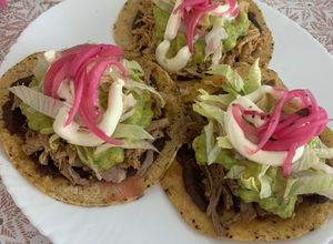 Una foto de Tortillas con pollo, cerdo o res