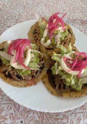 Una foto de Tortillas con pollo, cerdo o res