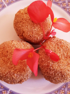 Una foto de Bombas de papa y cebolla caramelizada sin gluten y vegan