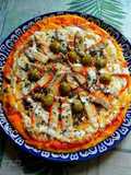 Pizza rápida de conservas con cebollino, provenzales y nata