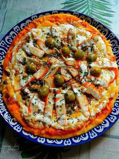 Una foto de Pizza rápida de conservas con cebollino, provenzales y nata