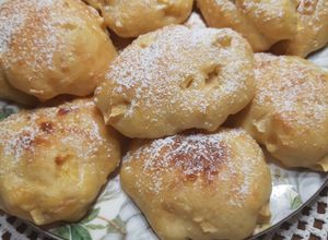 Zdjęcie przepisu Racuchy drożdżowe z jabłkami  pieczone w piekarniku.