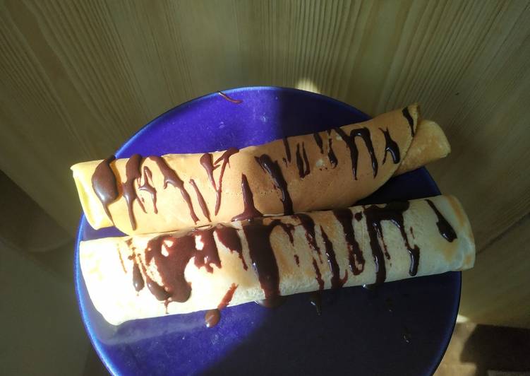 Palacsinta túrós töltelékkel és csokiöntettel