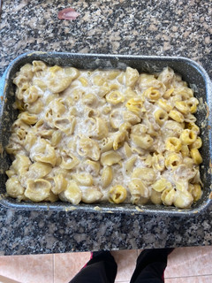 Una foto de Pasta rellena de queso de cabra, nueces y cebolla caramelizada