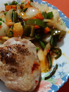 Una foto de Contramuslos al horno con verduras