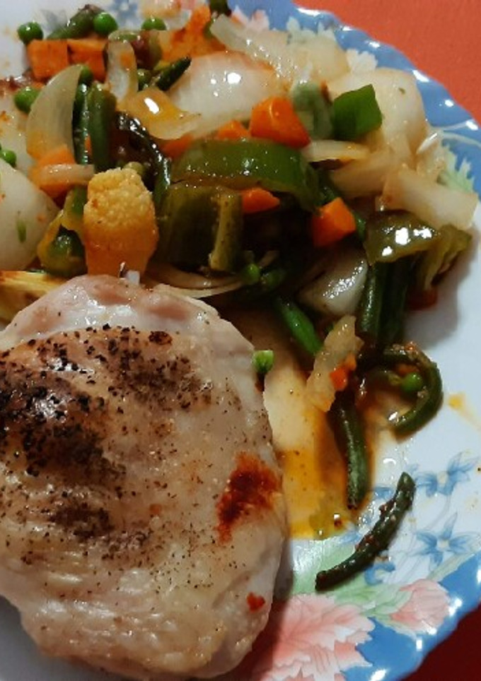 Una foto de Contramuslos al horno con verduras