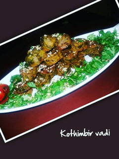 कोथिम्बीर वडी (Kothimbir vadi recipe in hindi) रेसिपी मुख्य फोटो