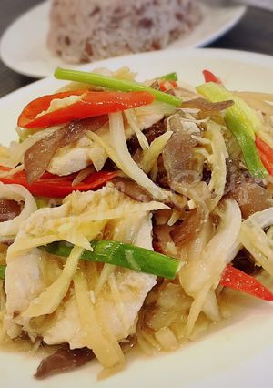 รูปของ อกไก่ผัดขิง เห็ดหูหนูสด