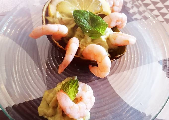 Avocat a la creme de chèvre aux miel citron et crevettes rose