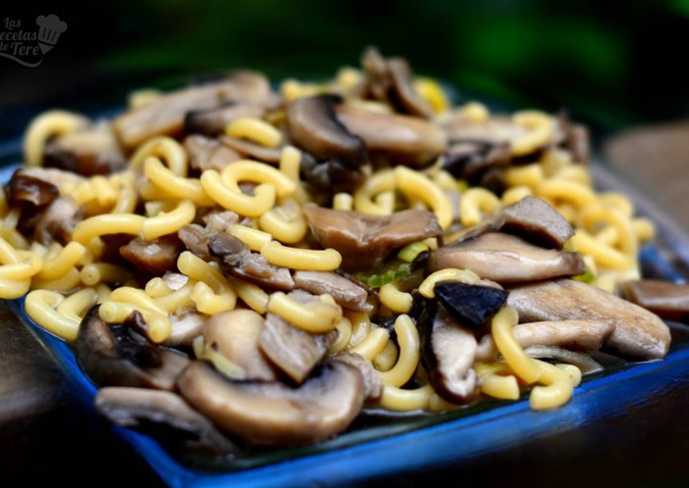 Fideuá de setas y champiñones