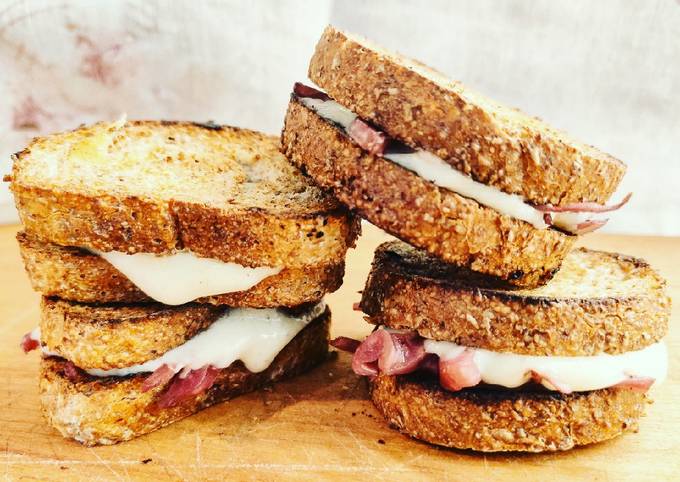 Ricetta di Ultimate Cheese toasties con fontina e cavolo rosso