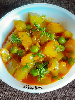 A picture of Bottle Gourd-Green Peas Subzi (Dhudhi-Vatana nu shaak).