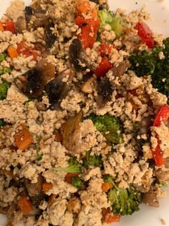 Una foto de Revuelto de tofu y verduras