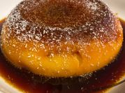 Una foto de flan de coco y caramelo