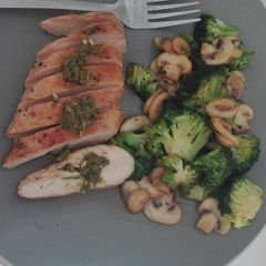 A picture of Chicken fillet with vegetables.