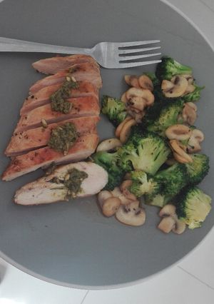 A picture of Chicken fillet with vegetables.