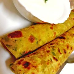 A picture of Spring onion paratha.