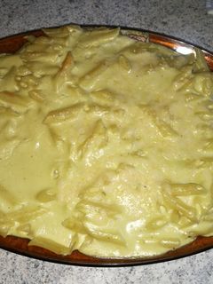Una foto de Pasta aguacate y vino verdejo