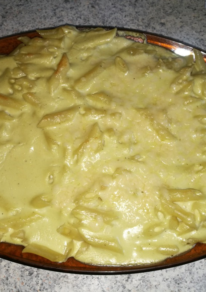 Una foto de Pasta aguacate y vino verdejo
