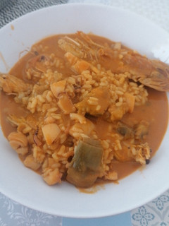 Una foto de Arroz caldoso de marisco con alcachofas